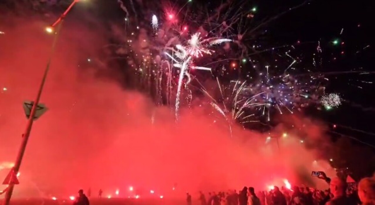 Thumbnail for article: Feyenoord-fans zorgen voor schitterende vuurwerkshow bij De Kuip