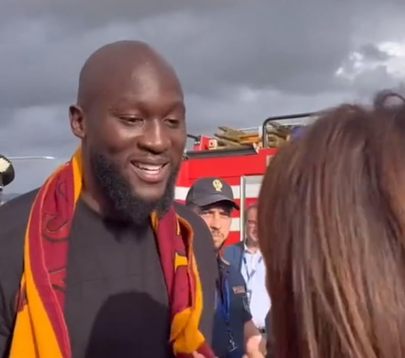 Thumbnail for article: Topaanwinst Lukaku krijgt bij aankomst sjaal cadeau van uitzinnige AS Roma-fan