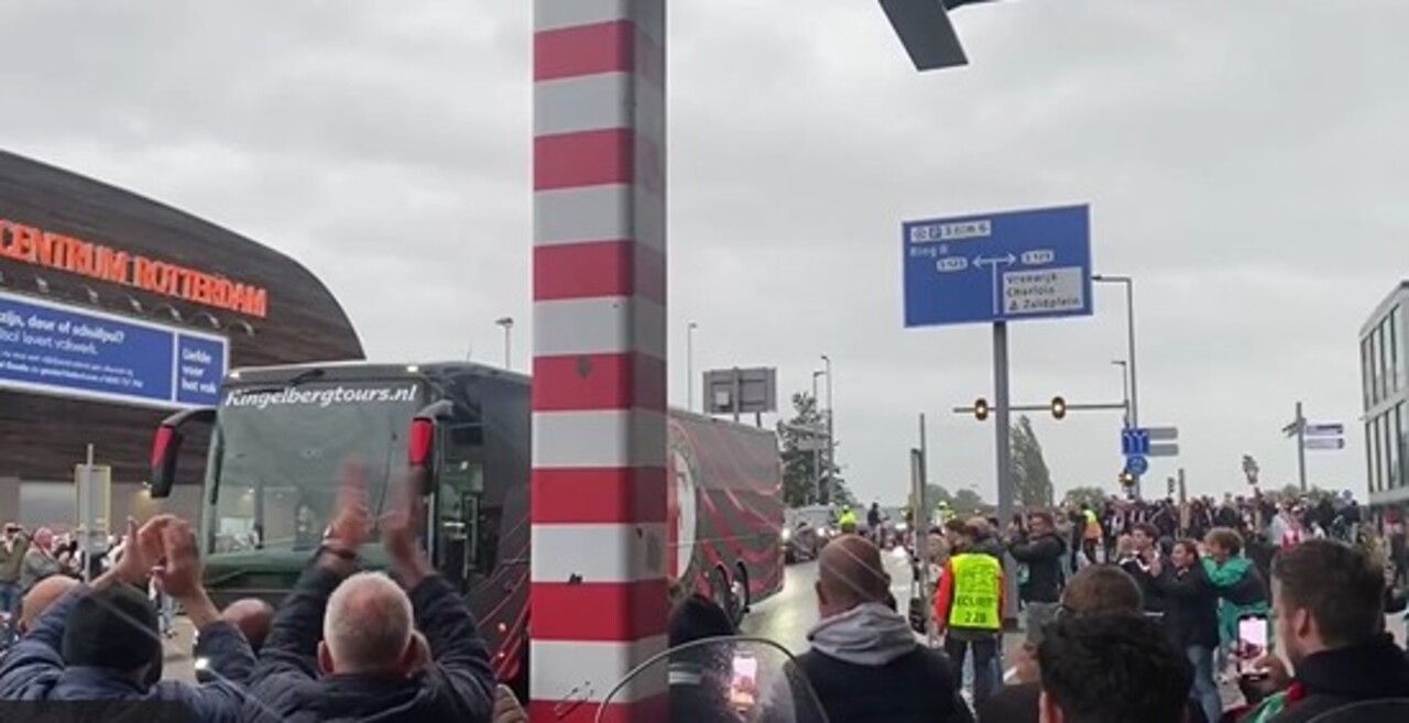 Thumbnail for article: Daar zijn de Feyenoord-helden: spelersbus onthaald bij De Kuip