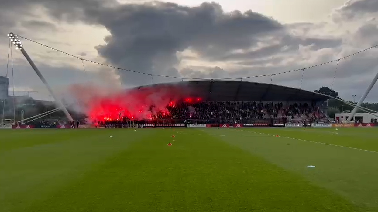 Thumbnail for article: Wat een support: Ajax-fans schreeuwen ploeg massaal vooruit op laatste training