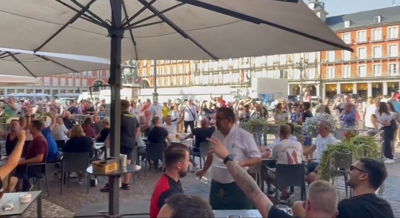 Thumbnail for article: 'We zullen ze laten beven': Feyenoorders nemen Plaza Mayor in Madrid over