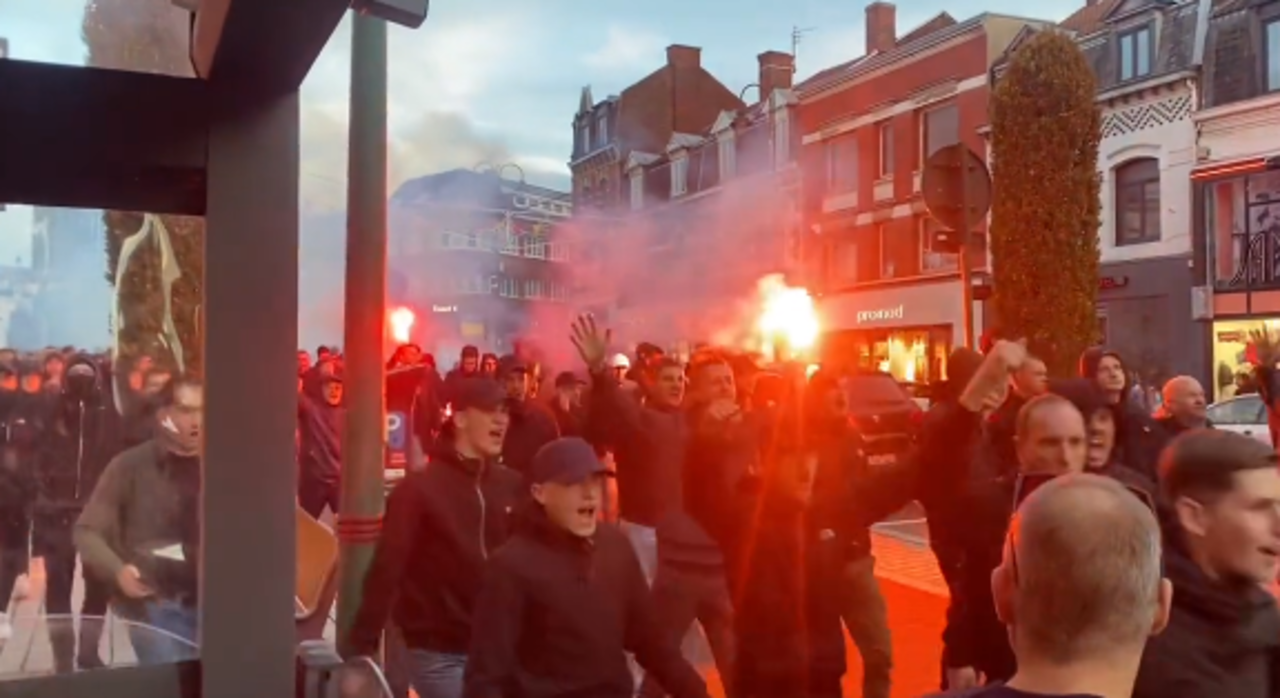 Thumbnail for article: Franse politie zet traangas in tegen 'enkele honderden PSV-hooligans'