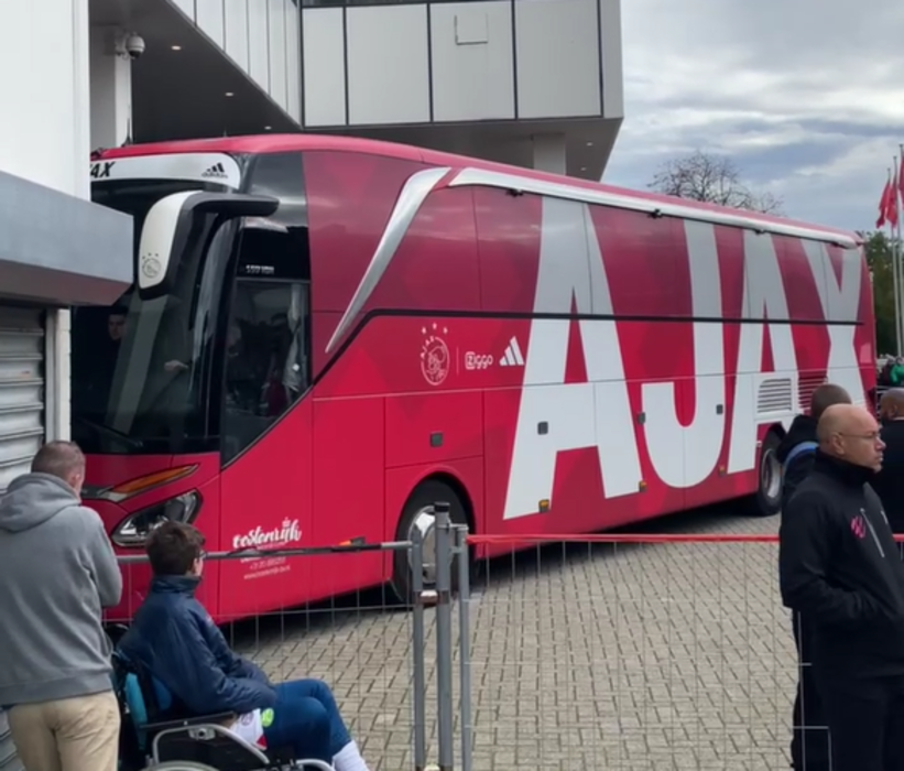Thumbnail for article: Ajax-buschauffeur zet wachtende PSV-fans met schijnbeweging op verkeerde been