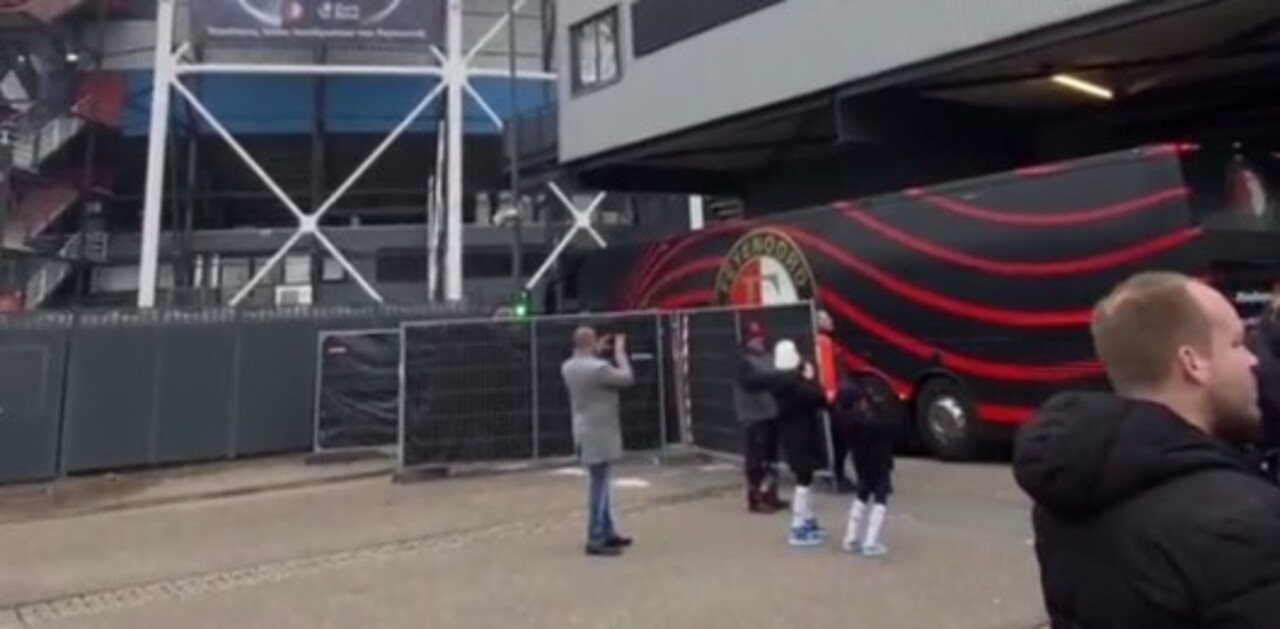 Thumbnail for article: Feyenoord is er klaar voor: spelersbus arriveert onder applaus bij De Kuip