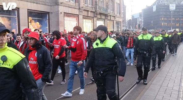 Thumbnail for article: Benfica-mars in hartje Amsterdam: geëscorteerde Portugese fans maken sfeer