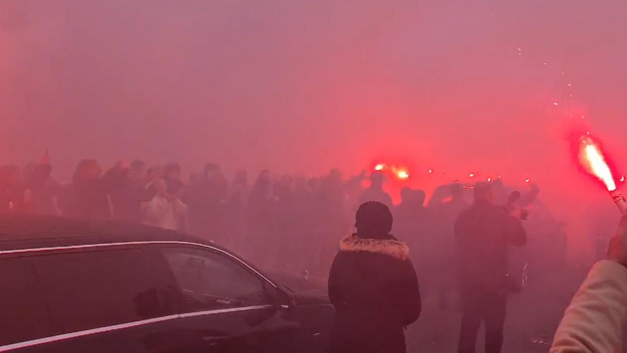 Thumbnail for article: Ontroerende beelden: Het Legioen bewijst overleden Gyan laatste eer bij De Kuip